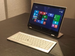 Der namenlose Toshiba-Prototyp kann auch als kleiner All-in-One-PC genutzt werden (Bild: Dan Ackerman/CNET).