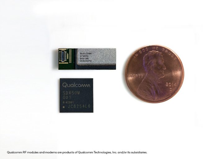  Size comparison (Image: Qualcomm) [19659005] Qualcomm's mmWave antenna module) and the 5G Snapdragon X50 modem in comparison to size (Image: Qualcomm) </span></span>  "The announcement today of the first modules of 39; 5G NR mmWave commercial antenna and 6GHz sub RF modules for smartphones and other mobile devices is important An important step for the mobile industry, "said Christiano Amon, president of Qualcomm." The investment Qualcomm's early in the 5G allowed us to provide the industry with a mobile and mobile solution, already considered unattainable, as well as a fully integrated RF solution of less than 6 GHz .These types of modem-antenna solutions , covering both the mmWave spectrum and the spectra e sub-6, provide mobile 5G networks and devices, especially smartphones, for large-scale commercialization. "</p>
<p>  mmWave The millimeter waves are microwaves between one and ten millimeters, so they are in the frequency range between 30 and 300 GHz – higher frequencies mean higher rates." The new Qualcomm antennas support the frequency ranges between 26.5 and 29.5 GHz, between 27.5 and 28.35 GHz and the mmWave frequency band between 37 and 40 GHz. </p>
<p>  According to Qualcomm, the mmWave module is primarily intended for urban areas or used in buildings with large crowds A zone-wide 5G coverage can however be achieved with frequency bands in the spectrum below 6 GHz, for which Qualcomm offers the family of RF modules QPM56xx They must provide integrated SRS switching, which is required for mbadive MIMO applications, and use the frequency bands between 3.3 and 4.2 GHz, 3.3 and 3.8 GHz, as well as 4.4 and 5 GHz. </p>
<p>  Qu alcomm already provides initial samples of new antenna chips to customers. However, they will probably not be available in smartphones until 2019. </p>
<p><!-- start highlight box --></p>
<div clbad=